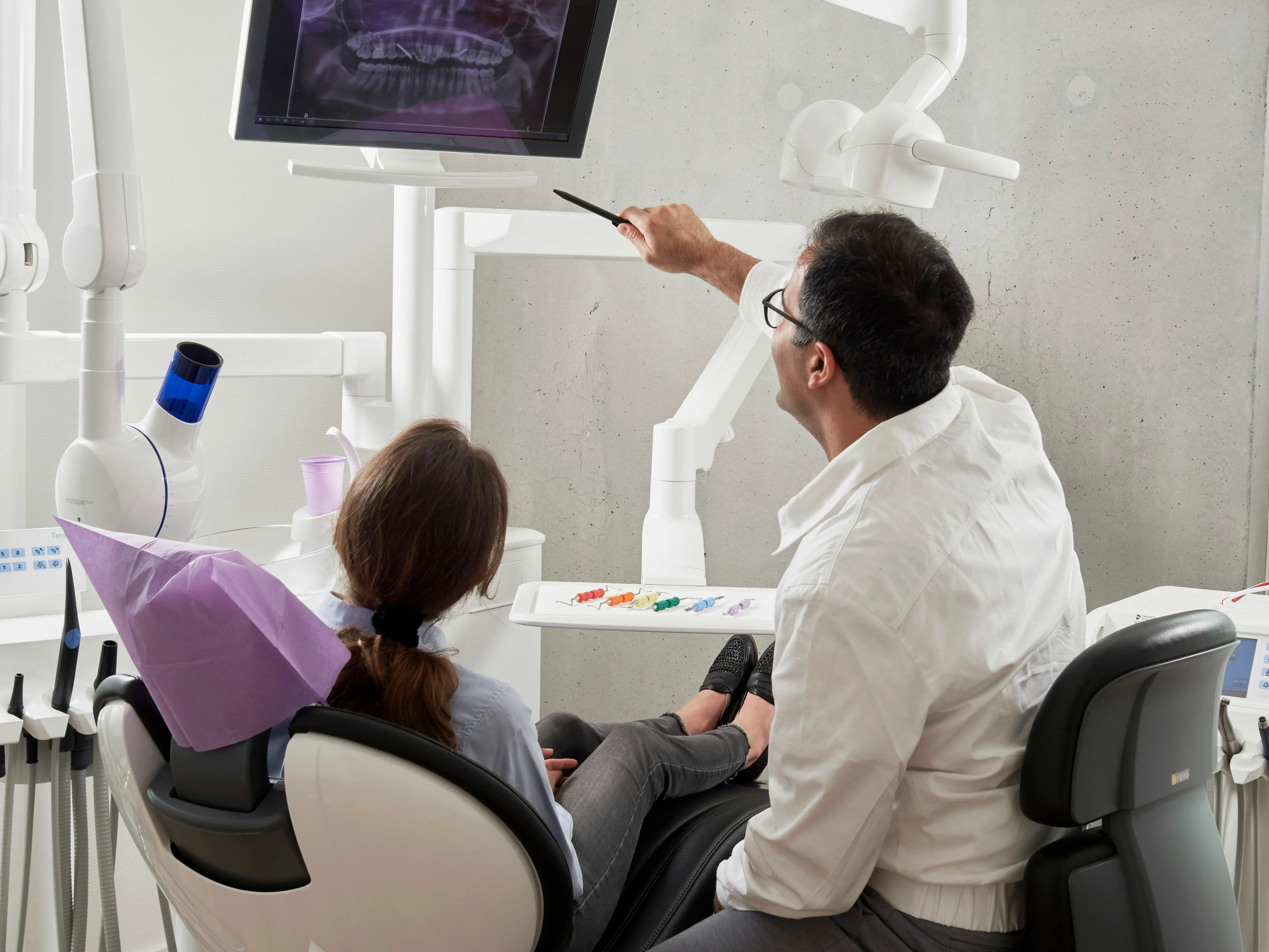 Implante dentário sendo instalado com tecnologia avançada